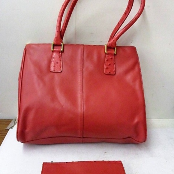 Flash Sale: The Find Purse w/ Wallet. $25 - Picture 2 of 5